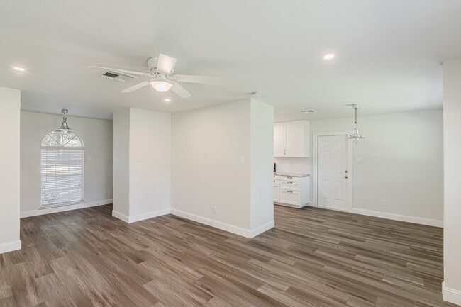 Building Photo - 3402 Gary Ln