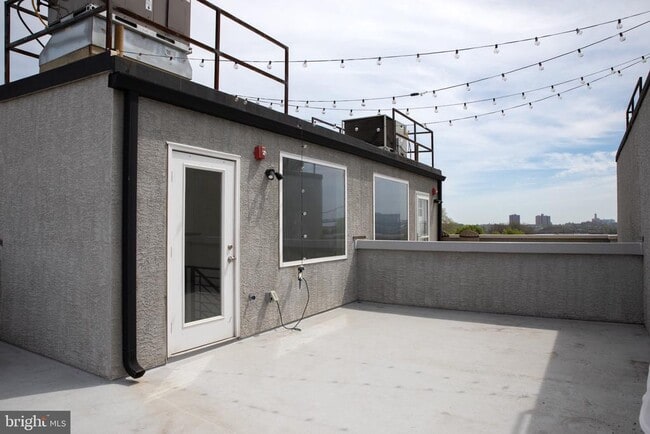 Building Photo - 323 E Allen St