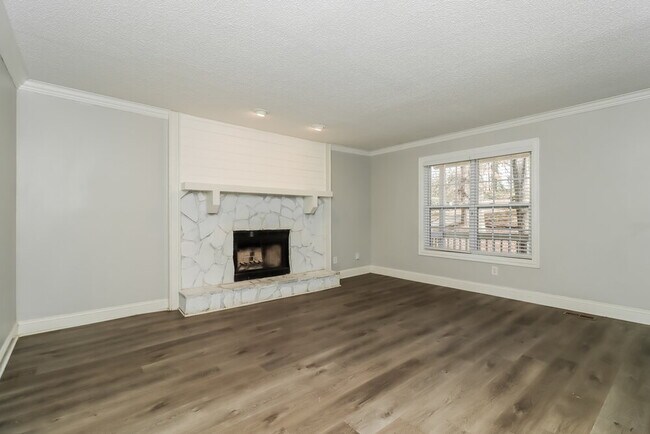 Building Photo - 565 Bells Ferry Pl