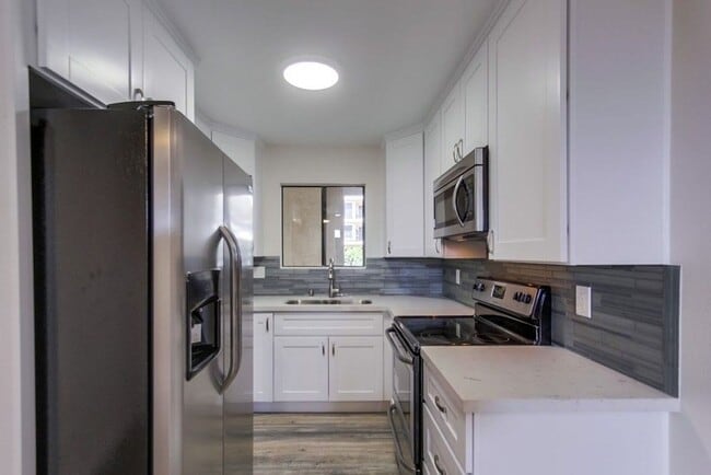 Building Photo - Upgraded 1/1 condo in Normal Heights! Pool...