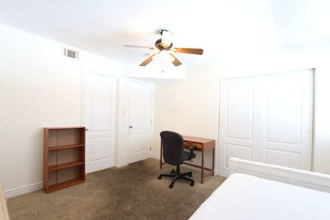 Building Photo - Furnished 2BR, 2BA Condo in University Heights