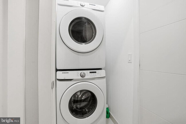 Building Photo - 1514 S Bambrey St