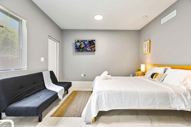 Building Photo - 1350 NW 28th St