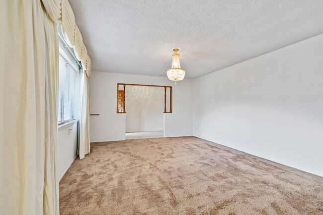 Building Photo - 3 Bedroom 2 Bath Conveniently Located House!