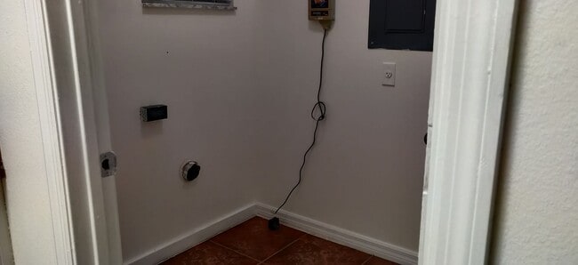 Building Photo - 3 bedroom 2 bath