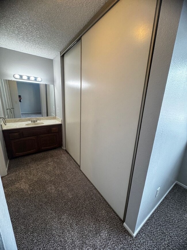 Building Photo - Spacious 2 bedroom 2 bath condo with Laundry Inside!!!