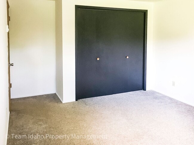 Building Photo - Taylor Ave Tri-Plex