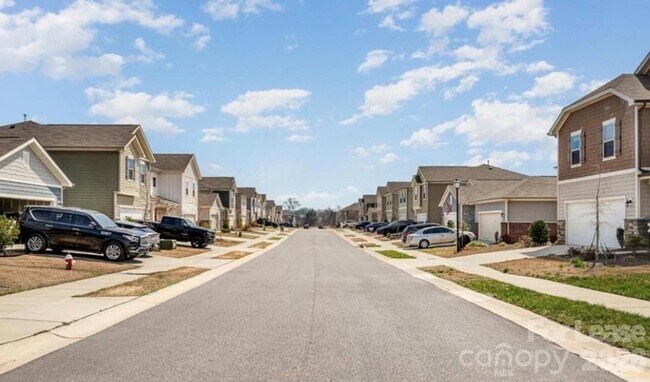 Building Photo - 2011 Weddington Pointe Dr