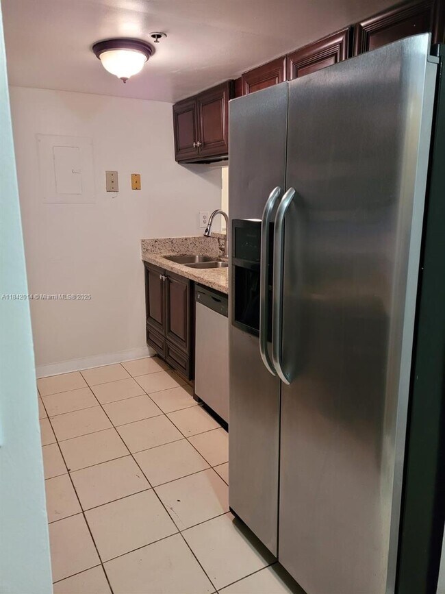 Building Photo - 7601 E Treasure Dr