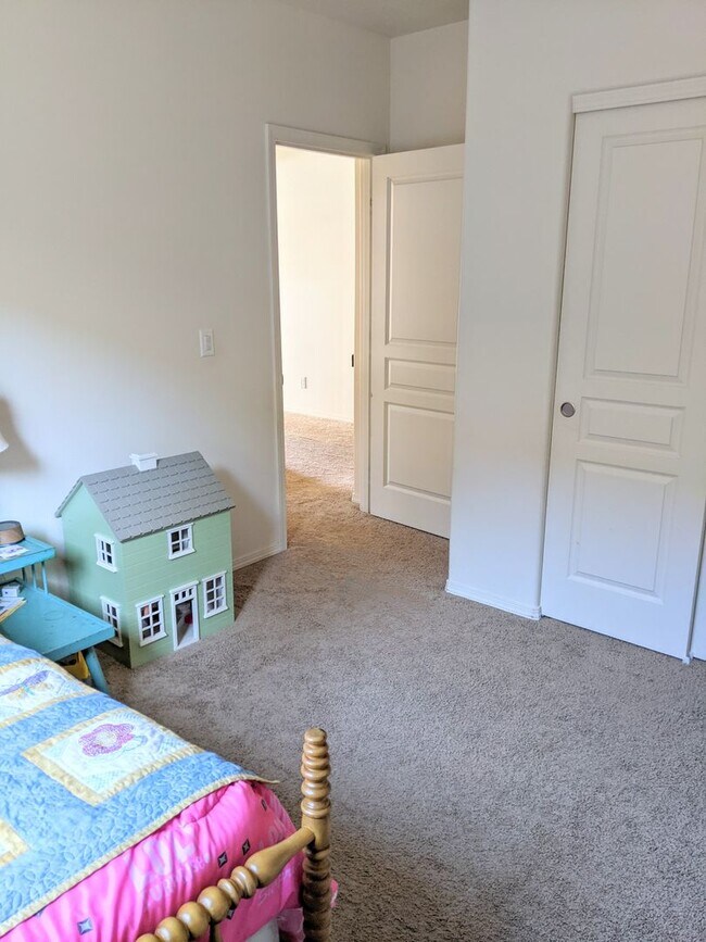 Building Photo - 3 Bed, 2 Bath Single Level Home in SE Bend...