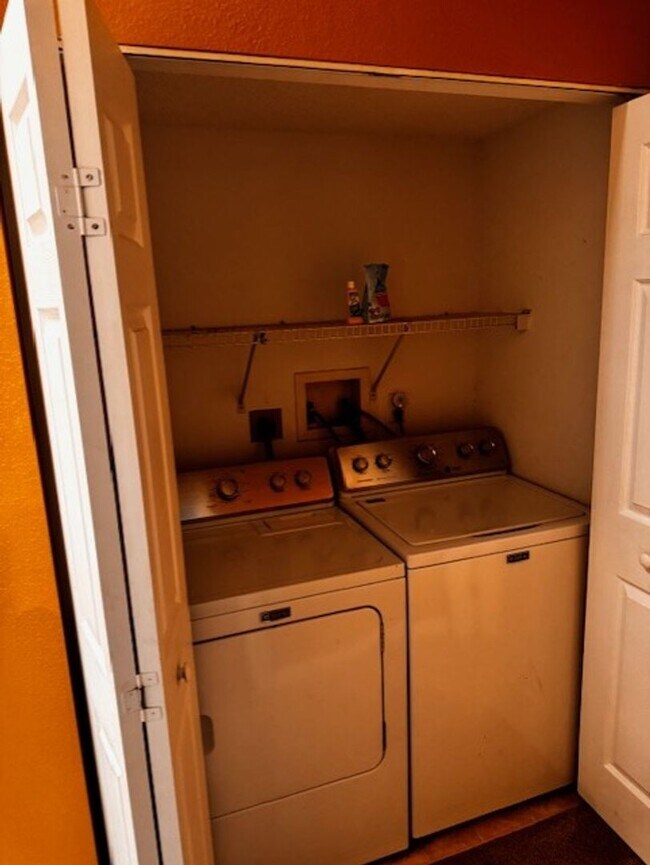 Building Photo - Luxury 3 bedroom 2 bathroom townhome avail...