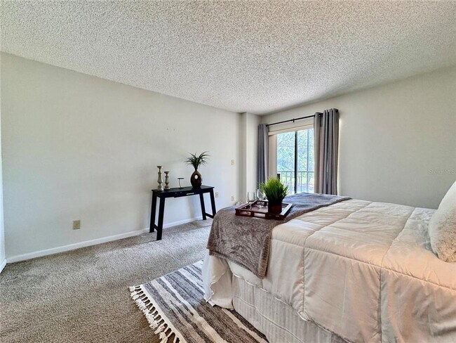 Building Photo - 2700 Cove Cay Dr