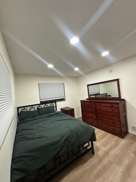 Building Photo - 1636 S 200 E