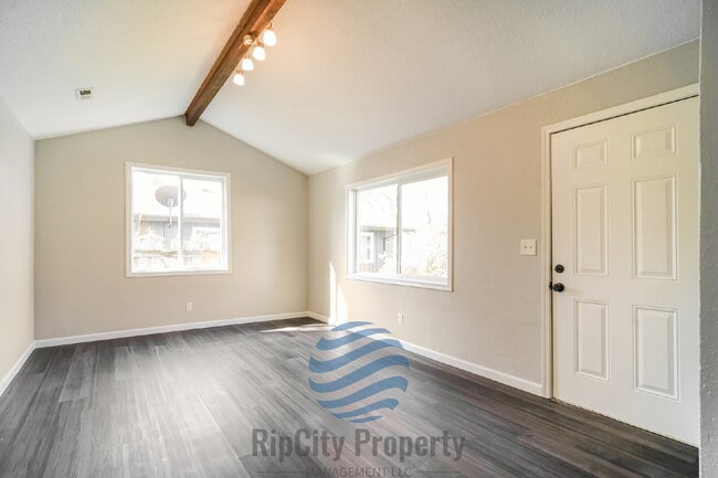 Building Photo - 1307 Elm St