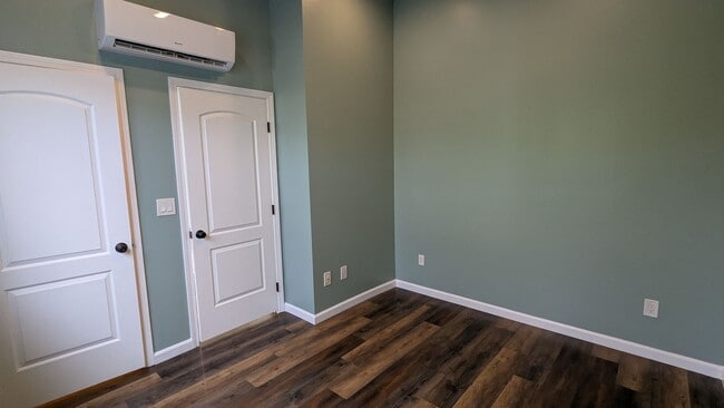 Building Photo - Private 1 Bed 1 Bath Back House with Yard ...