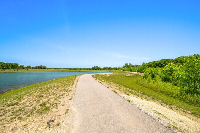 Building Photo - 4007 Woodview Dr