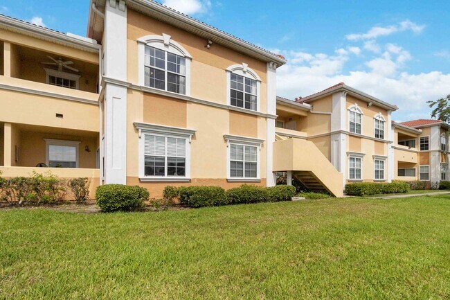 Building Photo - Beautiful furnished 2/2 condo with stunning water view available now for a short-term stay