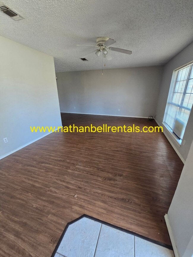 Building Photo - Duplex: 3 bed, 2 bath