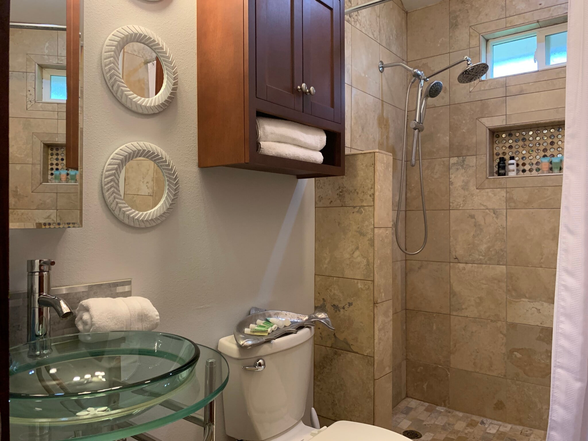 Private bathroom. - 905 Prospect Ave