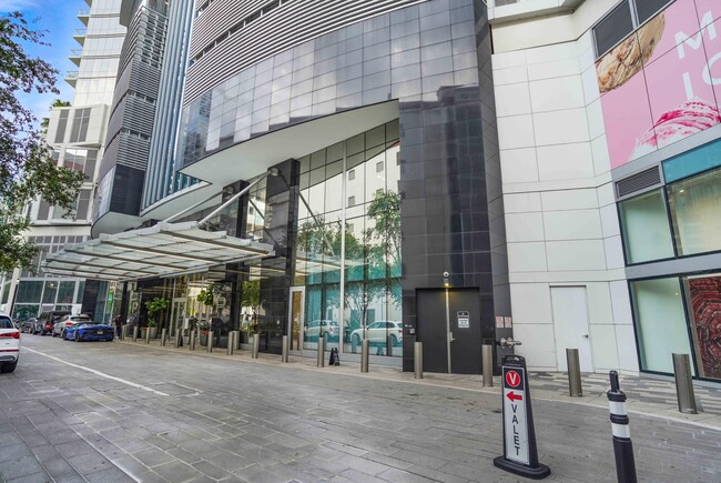 Building Photo - 851 NE 1st Ave