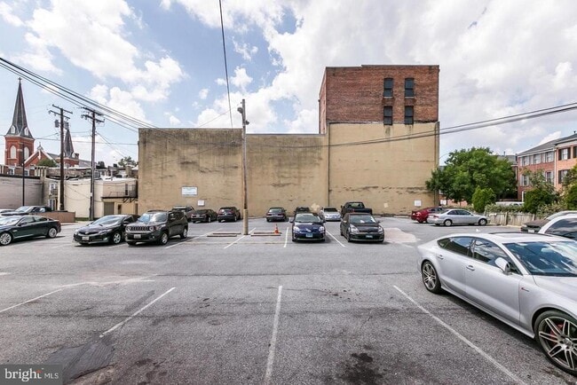 Building Photo - 906 S Charles St