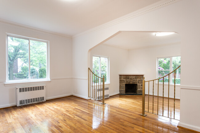 Building Photo - 88-14 65th Dr