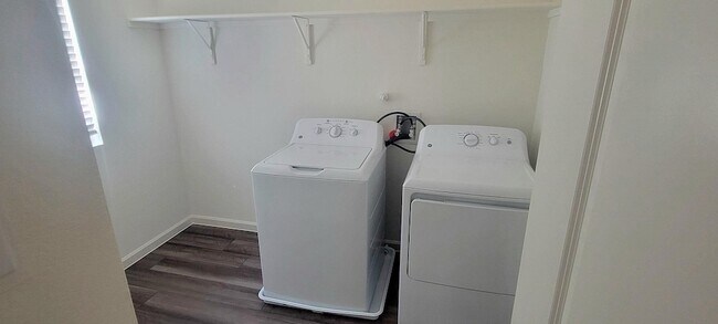 Building Photo - 14115 Donahue St