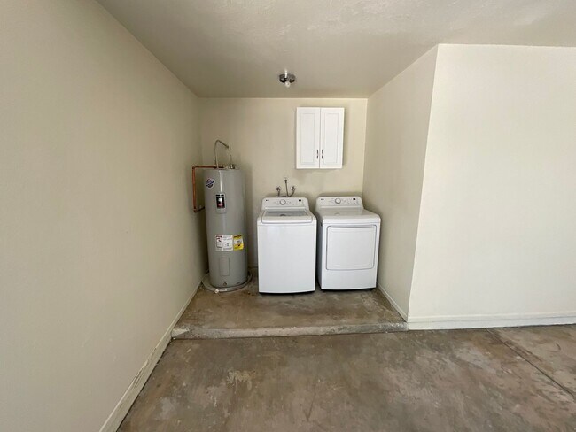 Building Photo - Great Northwest location Magee & La Canada