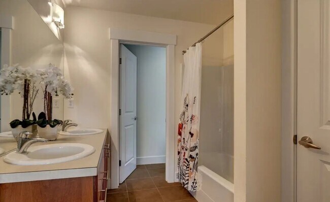 Building Photo - Bright & Spacious Townhome for Rent in a Charming, Tree-Lined Neighborhood
