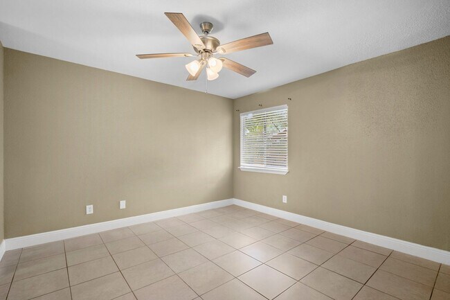 Building Photo - Affordable 2 bedroom 2 bathroom Condo in Fort Myers