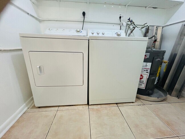 Building Photo - Excellent 2/1 Duplex in Desirable Area