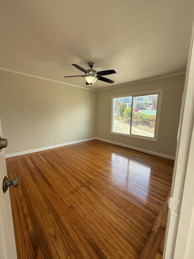 Building Photo - Spacious 3 Bedroom Home Minutes from City ...