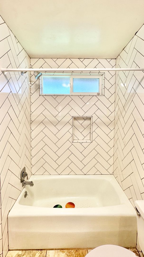 Building Photo - Lovely, Open Floor Plan, Single Story Located in the Desirable Live Oak Estates of Fallbrook!