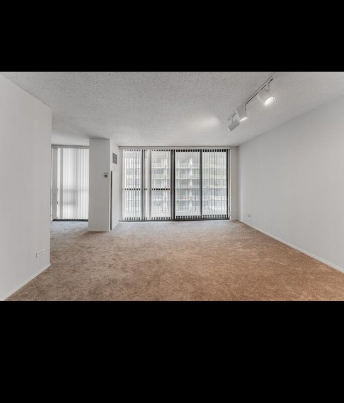 Building Photo - 10 E Ontario St