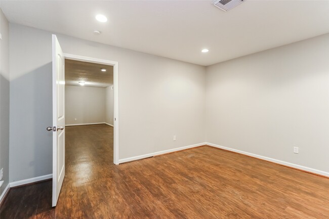 Building Photo - 647 Mosswood Dr