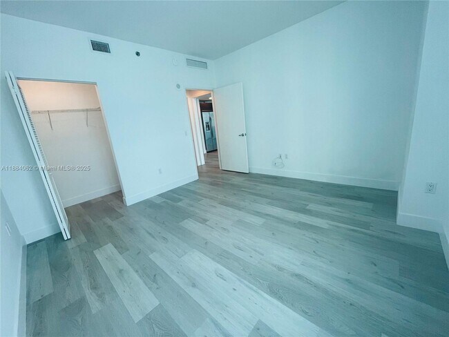Building Photo - 950 Brickell Bay Dr