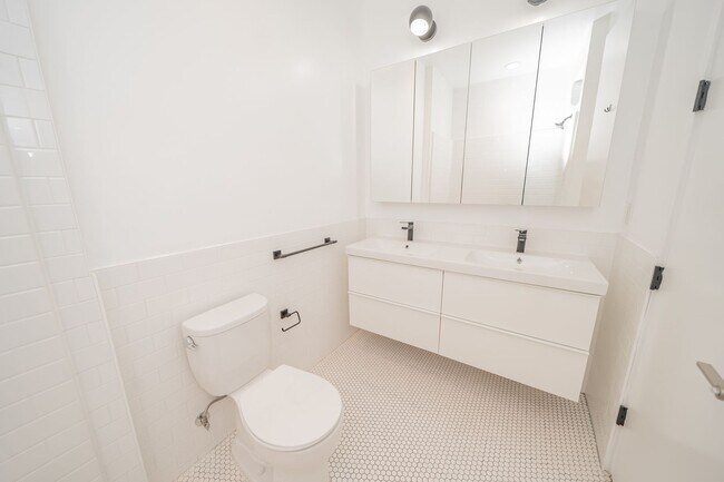 Building Photo - 848 32nd St