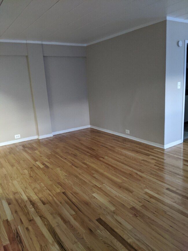 Building Photo - 1360 W Touhy Ave