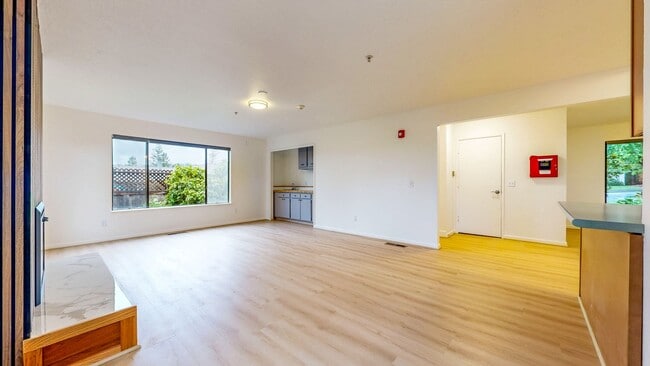 Building Photo - Bright and Beautiful 4 bedroom 2.5 Bath with large enclosed back yard and close proximity to Mari...