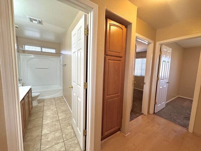 Building Photo - GREAT 4BEDROOM/3BATH HOME WITH ALL THAT YO...