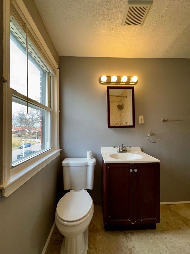 Building Photo - Spacious 4-Bedroom Townhome with Modern Am...