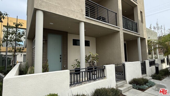 Building Photo - 5079 Cedar Ave