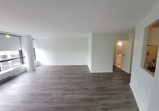 Building Photo - 5415 N Sheridan Rd