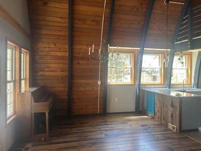 Building Photo - Beautiful Barn Style Home