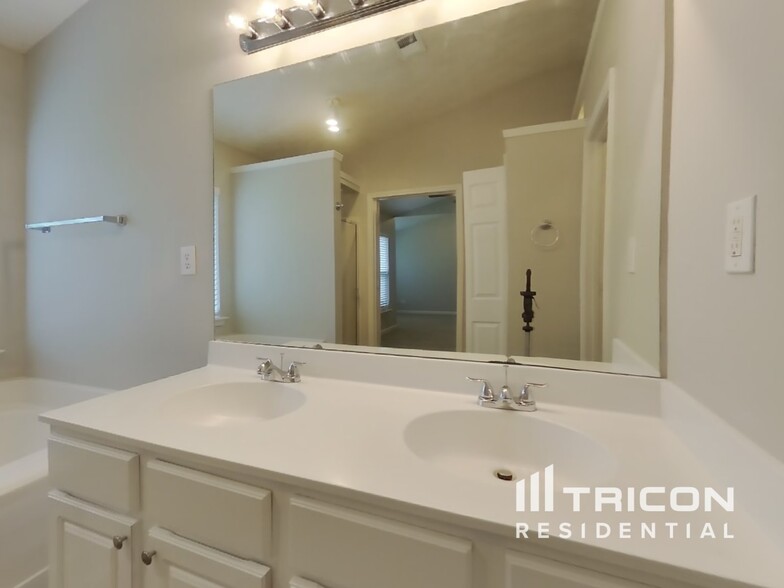 Building Photo - 5534 Somervale Ct