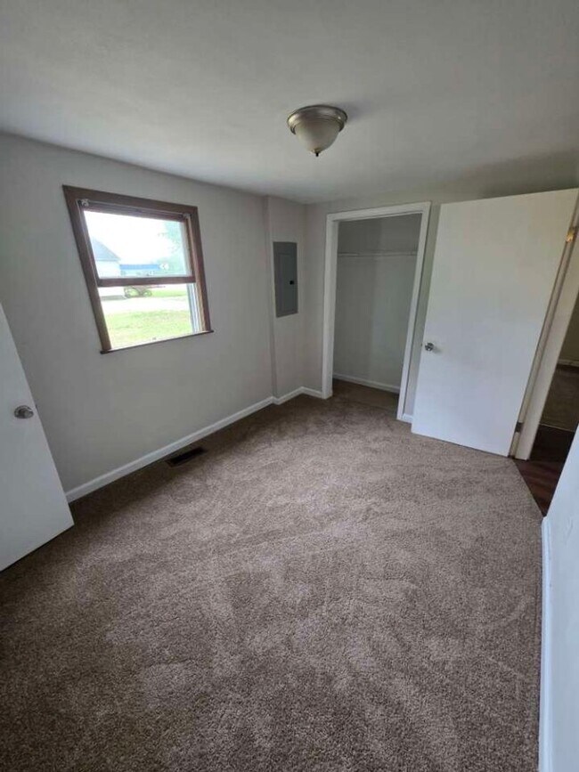 Building Photo - LIMITED TIME**NO APPLICATION FEE**1/2 OFF ...