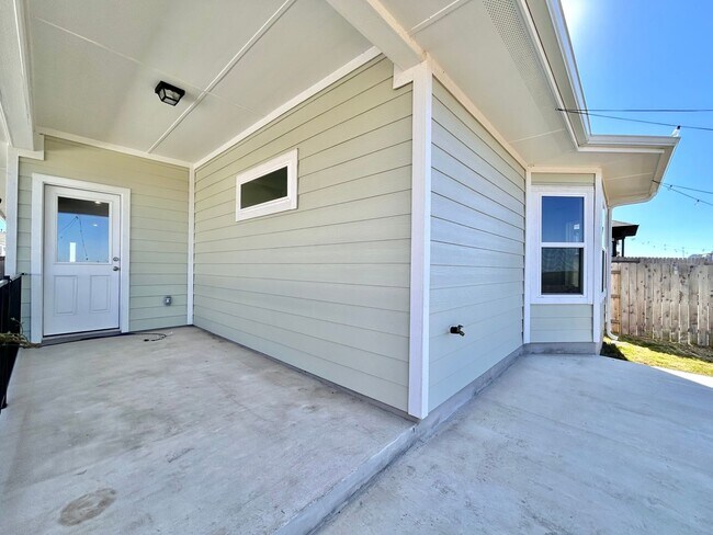 Building Photo - Move-In Ready 3BR, 2BA with Fully Equipped Kitchen & Laundry Room