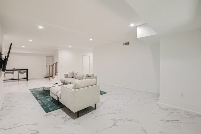 Building Photo - 5285 Mt Vernon Pkwy NW