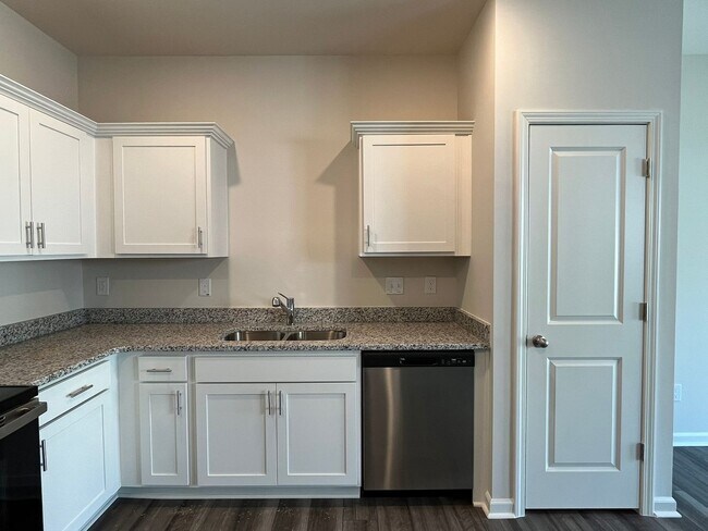 Building Photo - Stunning 3BD, 2.5BA Townhome Near Downtown Durham, RDU Airport, and RTP