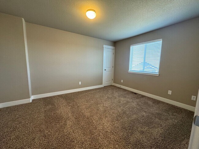 Building Photo - Newer build, 3 bedroom, 2 1/2 bath in The Sands